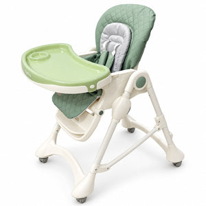 Chaise haute Burbay vert sauge vue de trois quarts : assise capitonnée, réducteur gris, plateau vert à porte-gobelet et châssis crème à roulettes