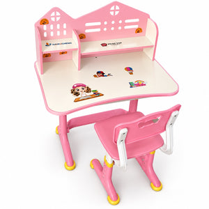 Bureau enfant rose vu de dessus : plateau blanc à décor imprimé et étagère à deux niveaux