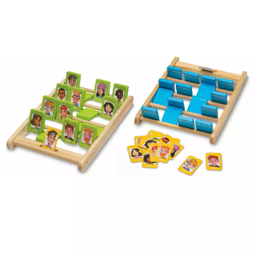 Plateau en cours de partie avec les volets rabattus et les cartes personnage