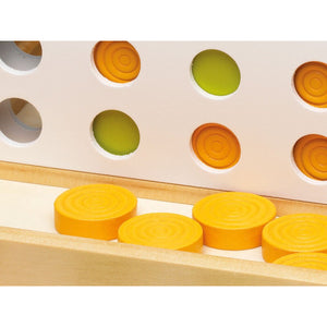 Gros plan sur les jetons en bois orange et vert du Puissance 4 Cayro