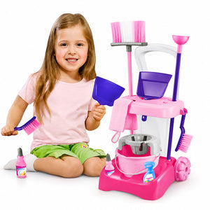 Chariot de ménage enfant rose avec balai, pelle, seau essoreur, brosses et flacons, et une fillette qui joue