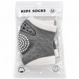 Chaussettes enfant grises et écru en sachet, picots antidérapants blancs sous le pied, taille M