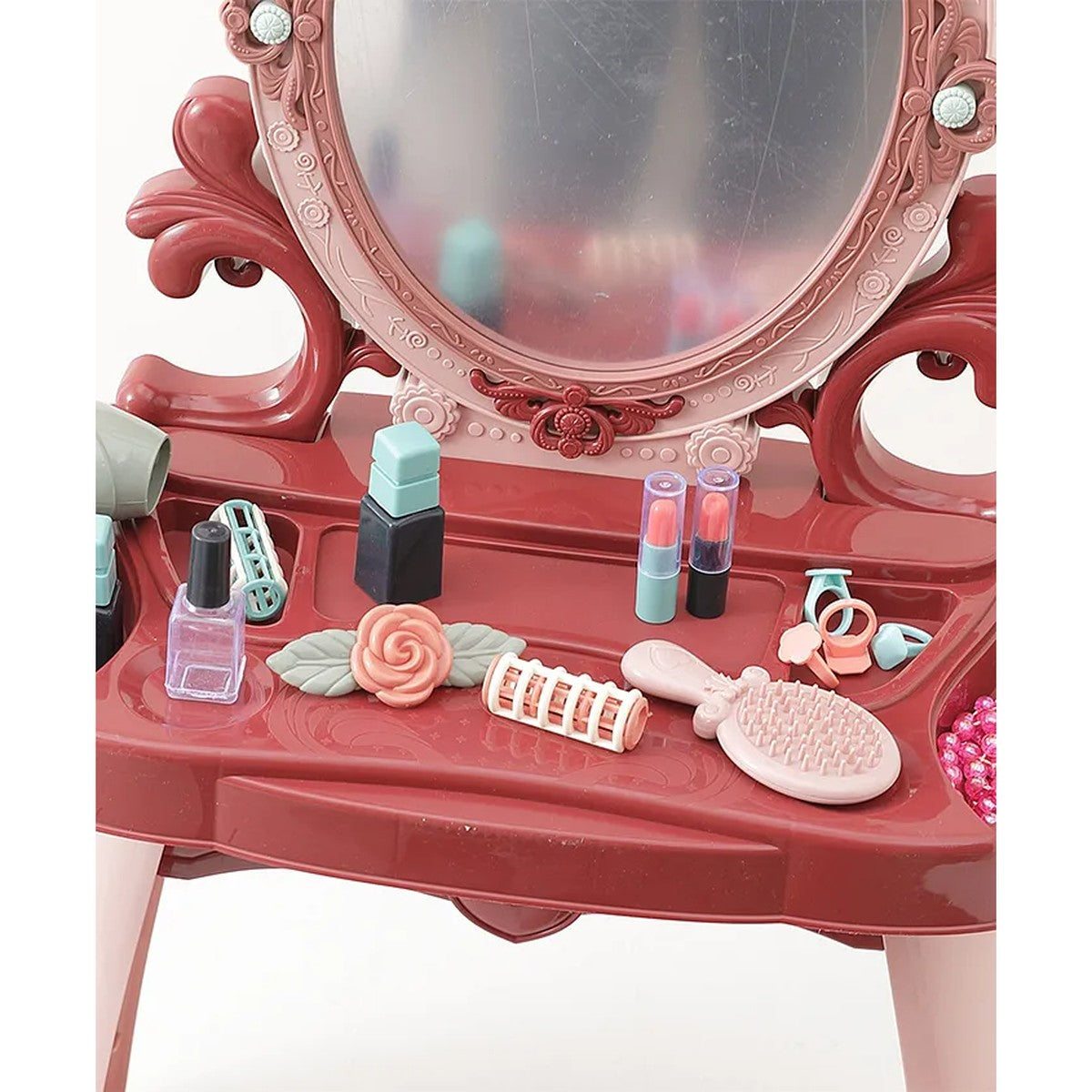 Miroir ovale et accessoires de maquillage posés sur le plateau