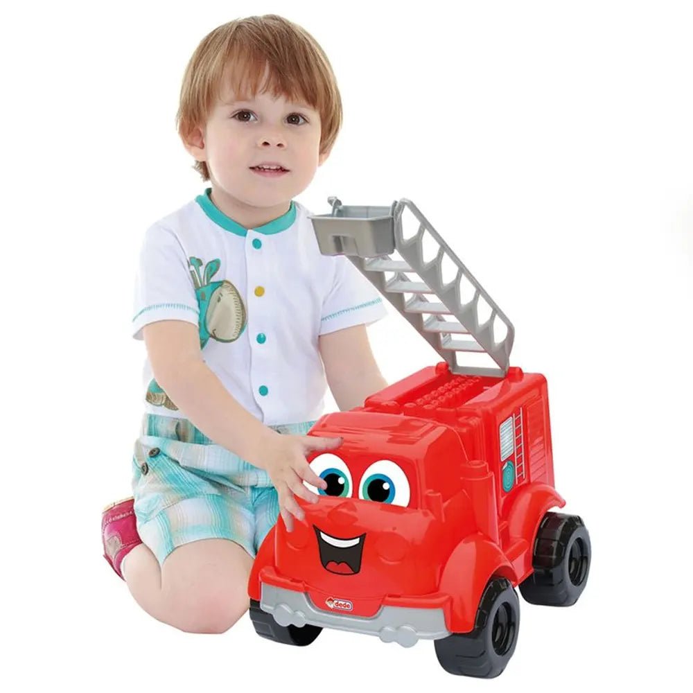 Jeune enfant jouant avec le camion de pompiers Dede de 32 cm à échelle relevable