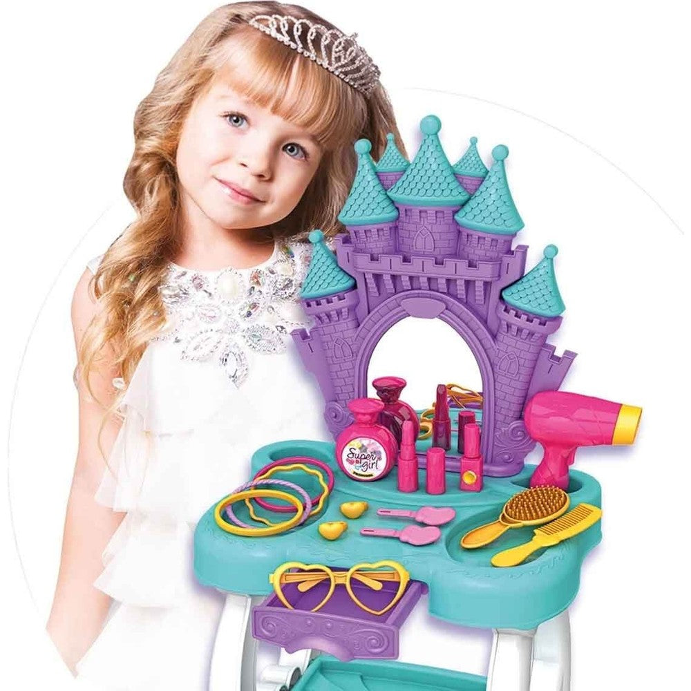 Petite fille avec diadème jouant à la coiffeuse château Frozen