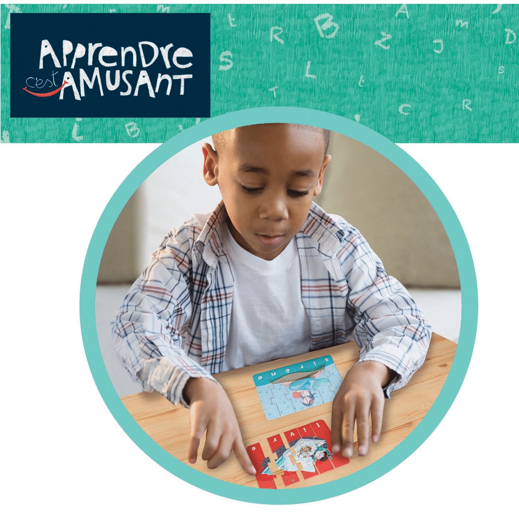 Enfant assemblant les puzzles-mots Educa Premiers mots sur une table