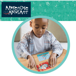 Enfant assemblant les puzzles-mots Educa Premiers mots sur une table