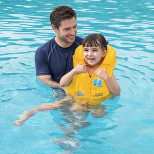 Enfant portant le gilet de natation gonflable jaune Bestway Swim Safe dans la piscine