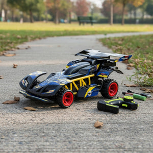 Voiture RC noire et jaune posée sur une allée avec sa télécommande