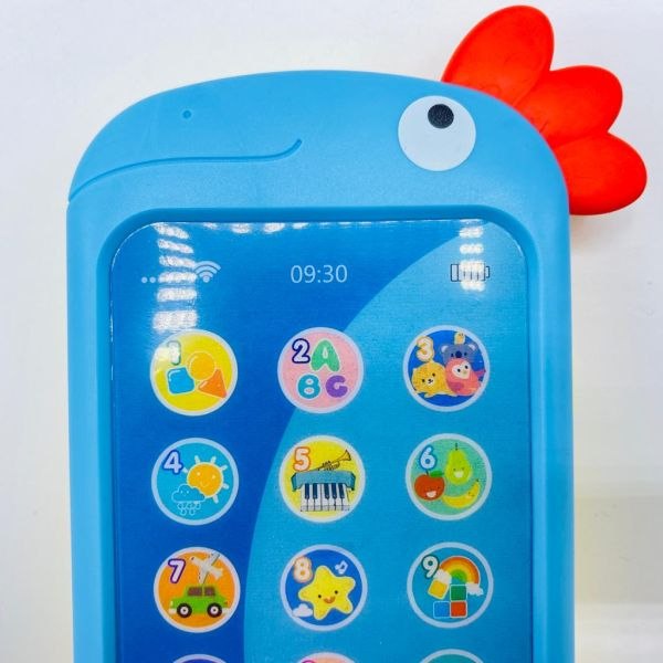 Photo réelle du Baby Smartphone HUANGER bleu, détail de l'écran et de l'œil