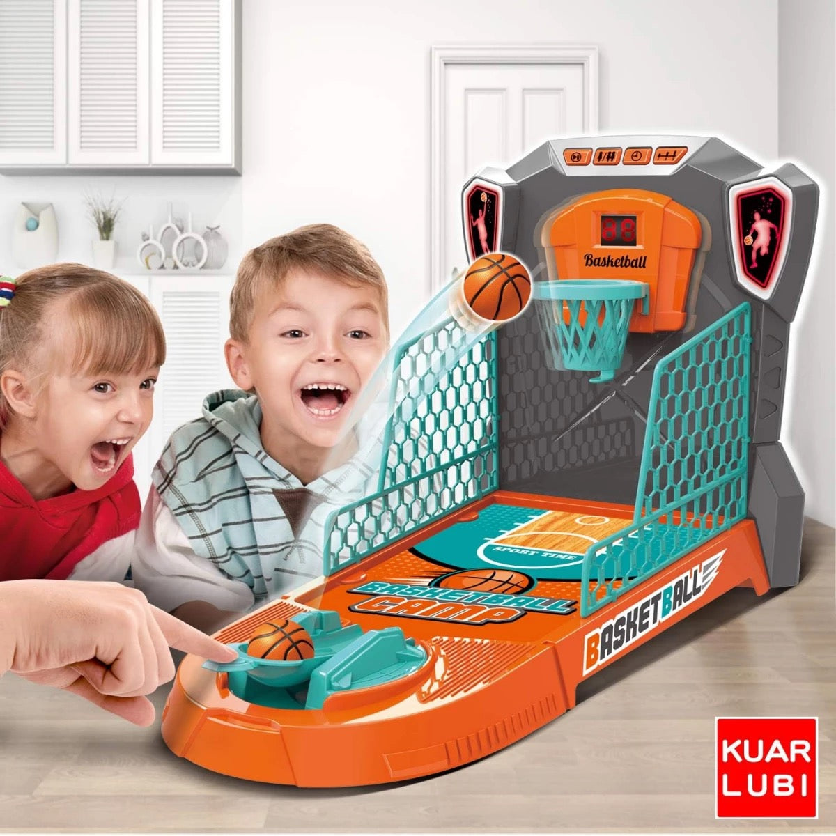 Deux enfants jouant au jeu de basket arcade avec lumière et son