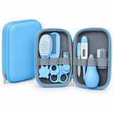 Kit de soin bébé bleu ouvert : brosse, peigne, thermomètre, mouche-bébé, coupe-ongles et ciseaux