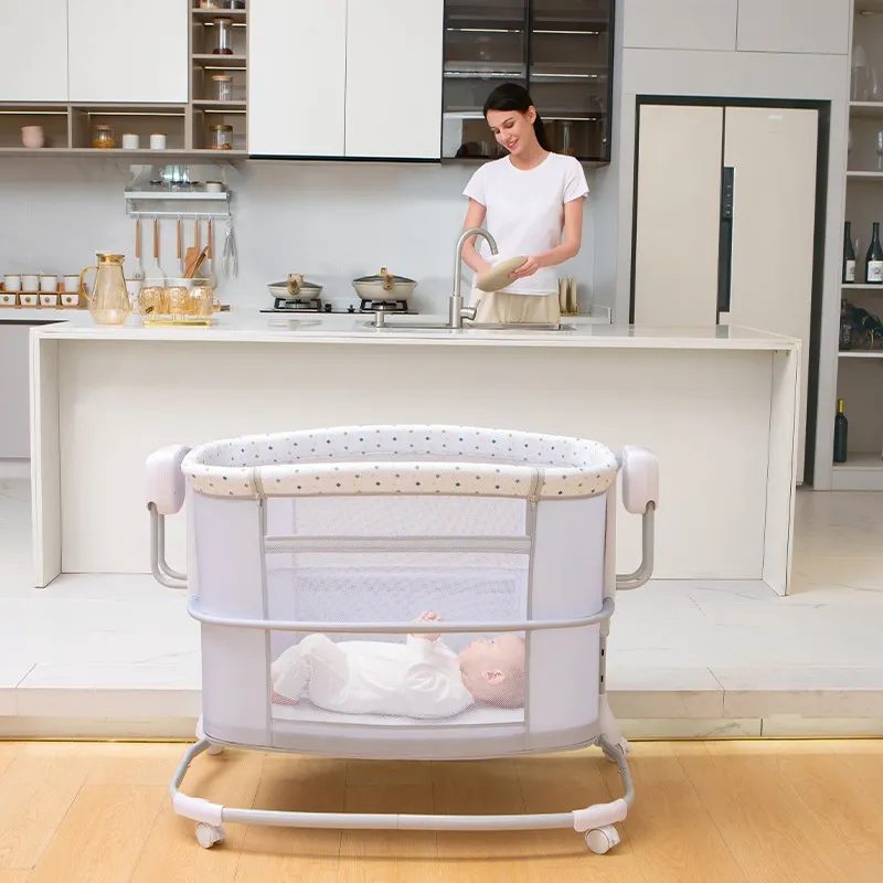 Berceau cododo Mastela gris à motifs avec bébé, parois en filet respirant