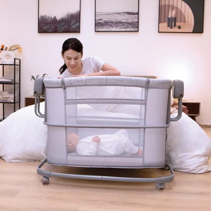 Berceau cododo Mastela gris rayé installé contre le lit des parents