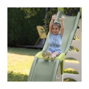Enfant qui descend le toboggan Smoby Super Megagliss dans un jardin