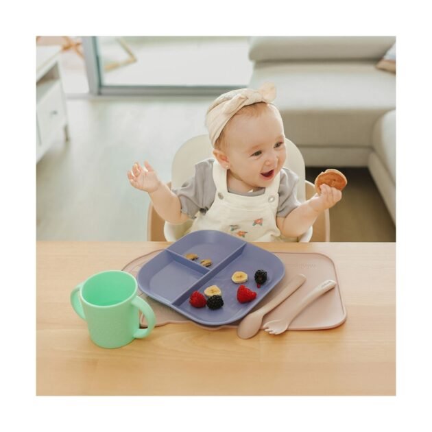 Bébé mangeant avec le set repas Miniland
