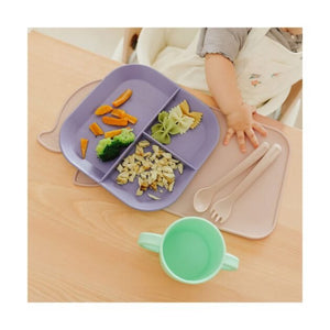 Assiette à compartiments en situation avec repas