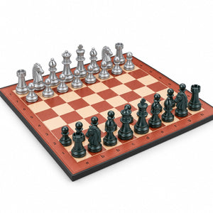 Jeu d'échecs MLZ KIN installé : 32 pièces argentées et noires sur plateau à coordonnées