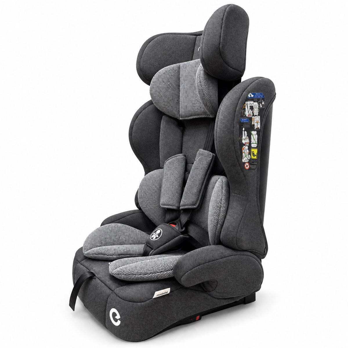 Siège auto monbébé CS55 de trois quarts : ailes latérales larges, étiquette d'installation et bras Isofix sous l'assise