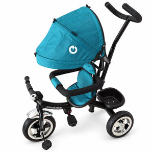 Tricycle évolutif monbébé turquoise vu de profil, capote déployée, canne parentale et panier arrière