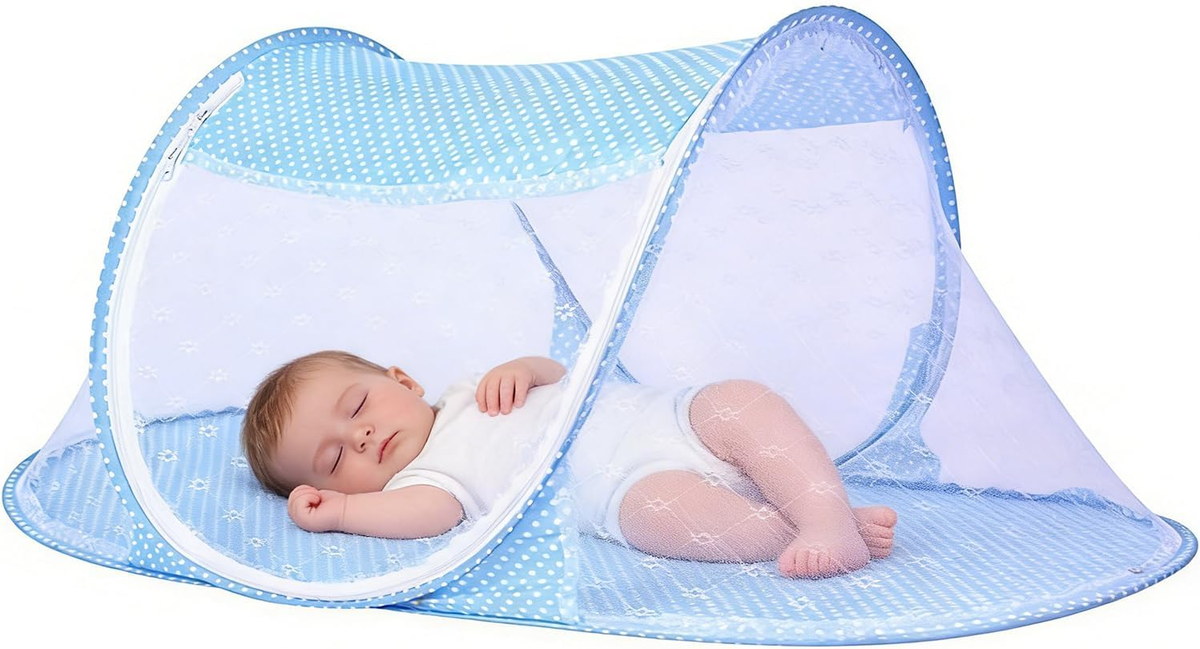 Moustiquaire bébé pop-up bleue avec matelas intégré et bébé endormi à l'intérieur