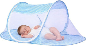 Moustiquaire bébé pop-up bleue avec matelas intégré et bébé endormi à l'intérieur