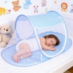 Moustiquaire bébé pop-up installée dans un lit à barreaux