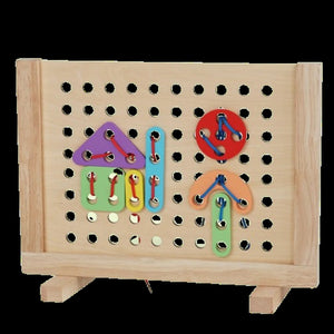 Panneau en bois avec formes géométriques et lacets passés dans les trous