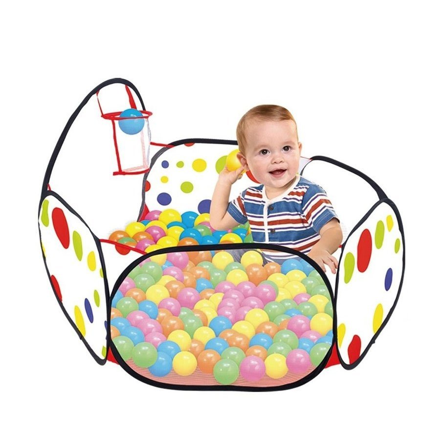 Enfant assis dans le parc à balles pop-up avec panier de basket et 50 balles colorées