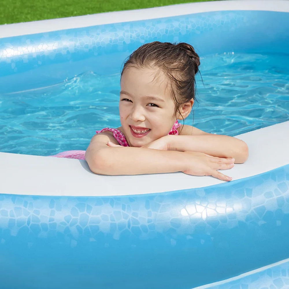 Enfant qui s'amuse dans la piscine Bestway