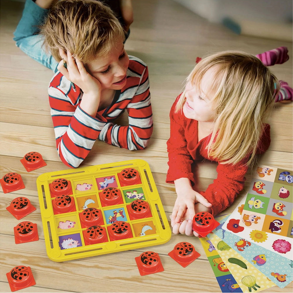 Deux enfants jouant au jeu de mémoire Fantamemo de Quercetti