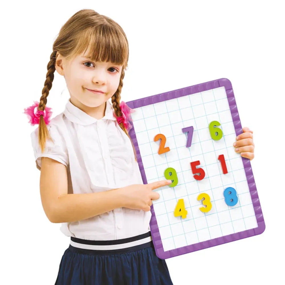 Enfant tenant le tableau magnétique Quercetti couvert de chiffres colorés