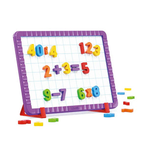 Tableau magnétique Quercetti sur son pied avec les opérations 2+3=5 et 9-7=2