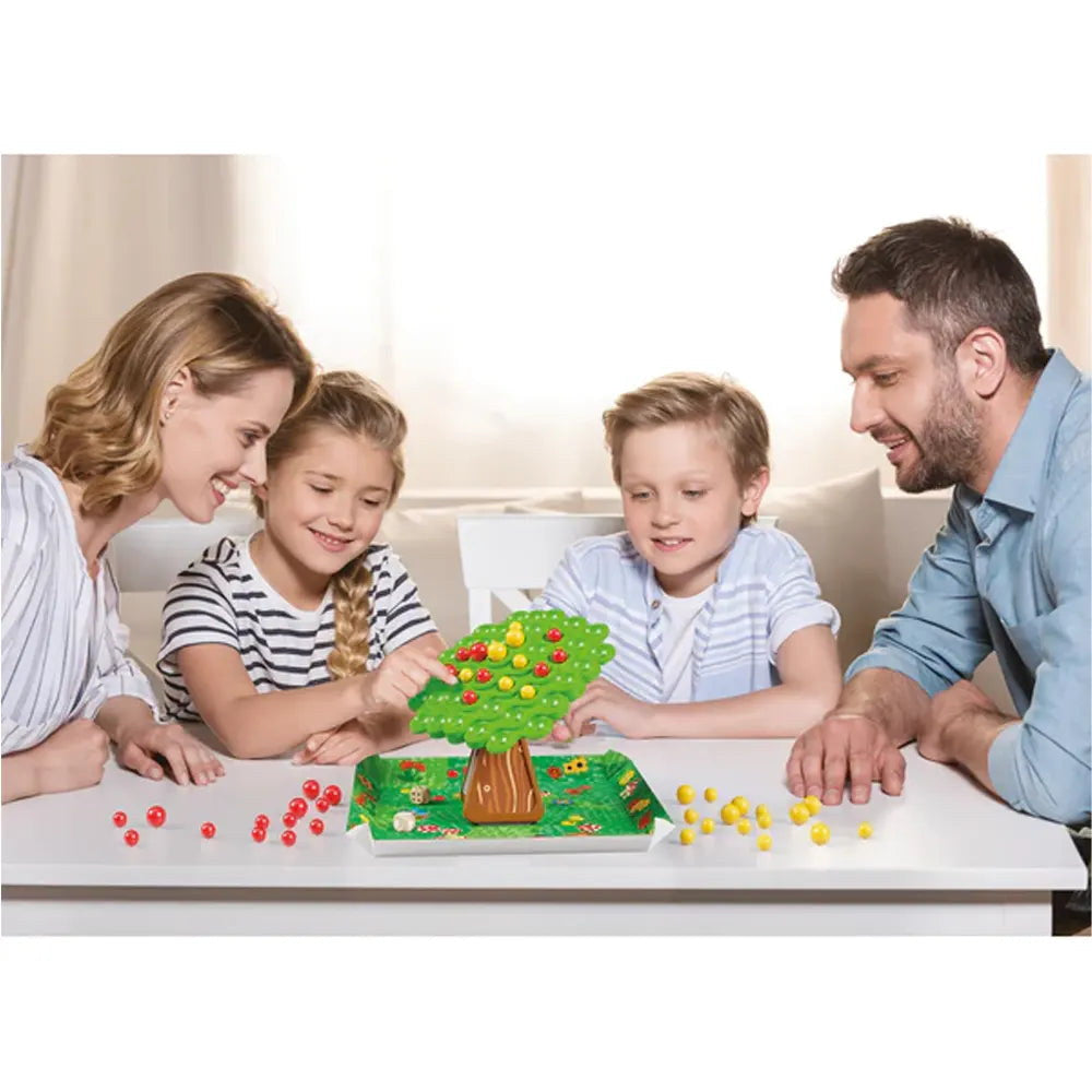 Famille qui joue à Stay Apple autour de la table