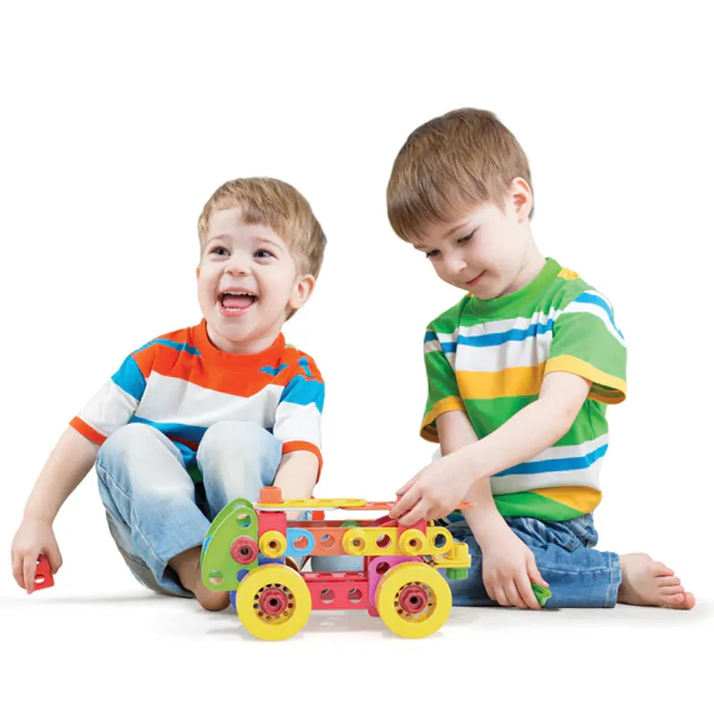 Deux enfants construisant ensemble avec le jeu Quercetti Tecno Jumbo