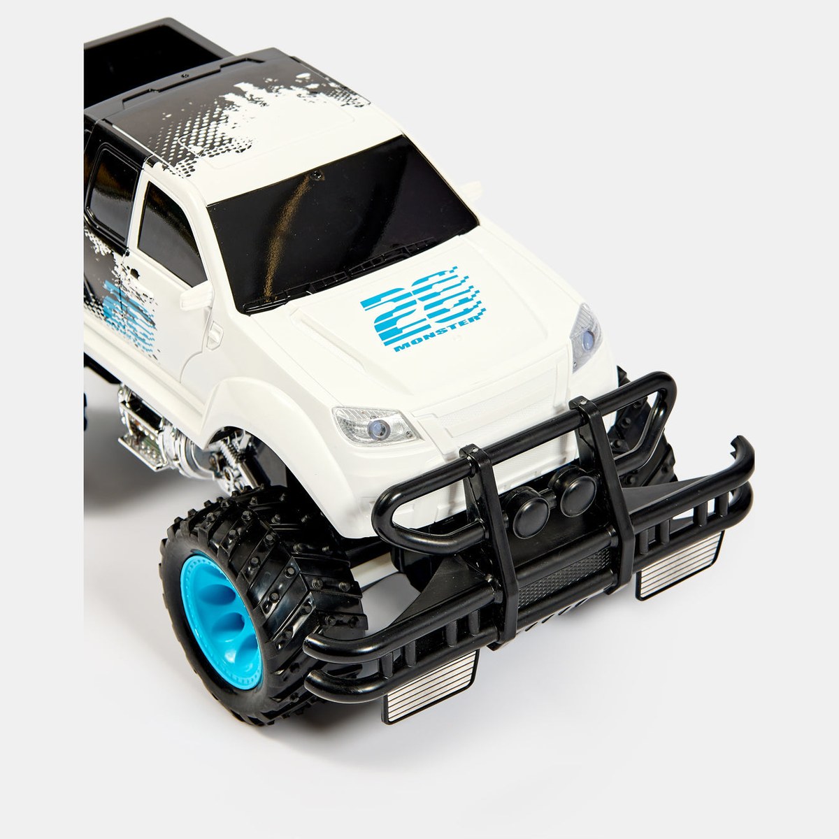 Monster truck RC Wild Monster blanc et noir vu de trois quarts avant avec pare-buffle