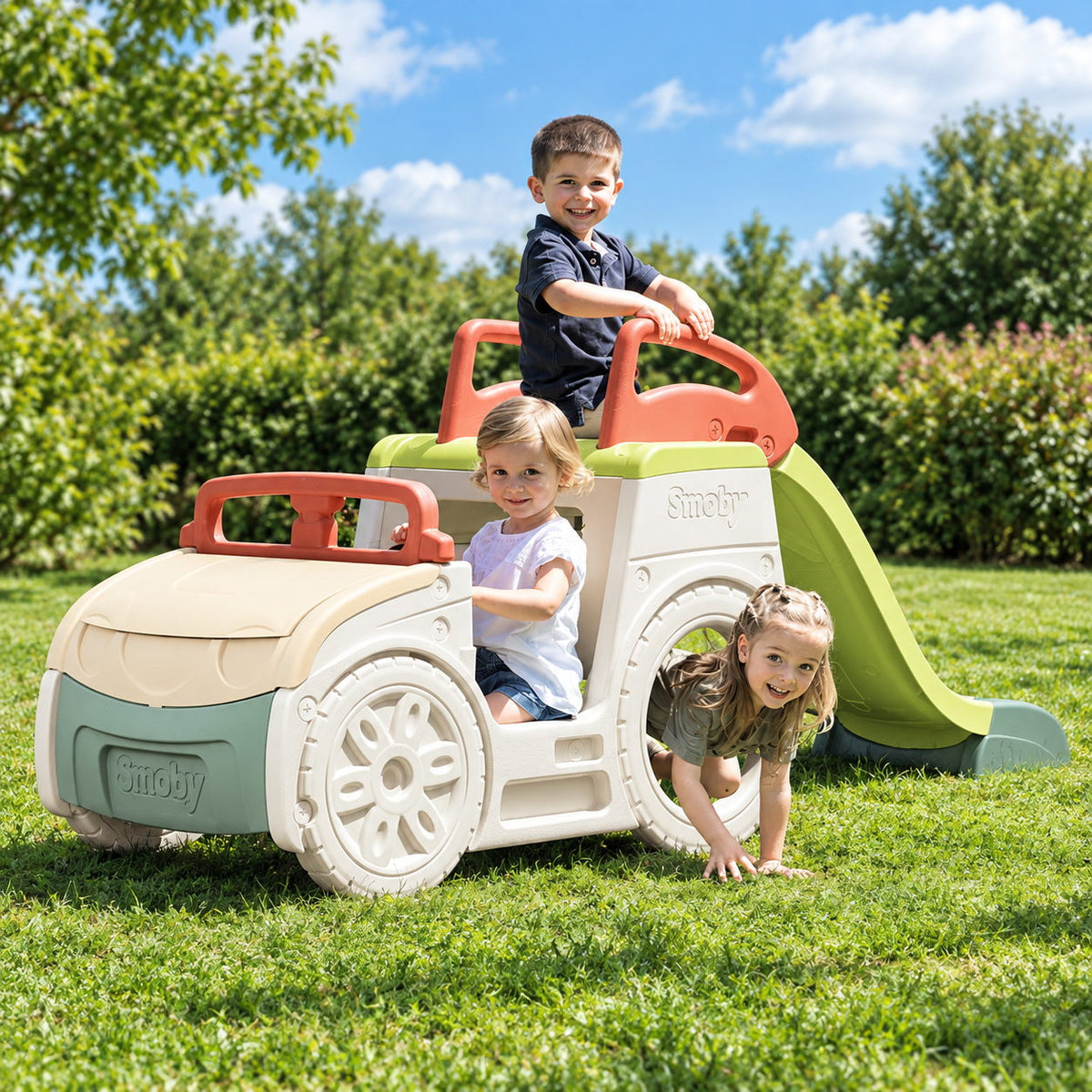 Plusieurs enfants jouent ensemble sur la voiture toboggan Smoby Adventure Car