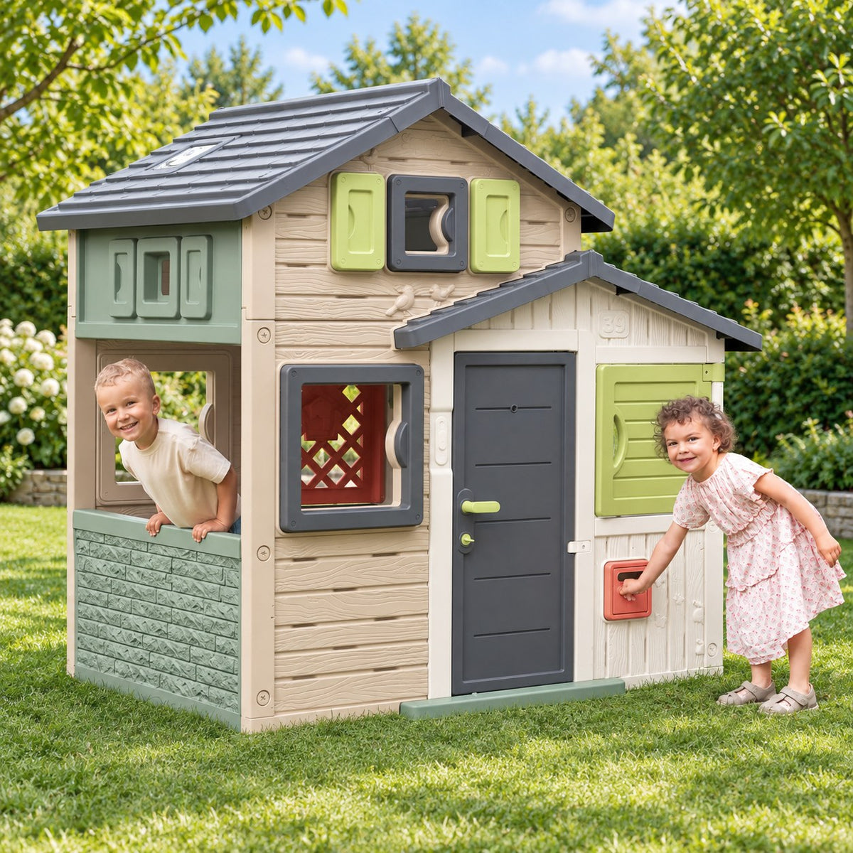 Deux enfants jouant dans la maisonnette Friends House Evo' dans un jardin