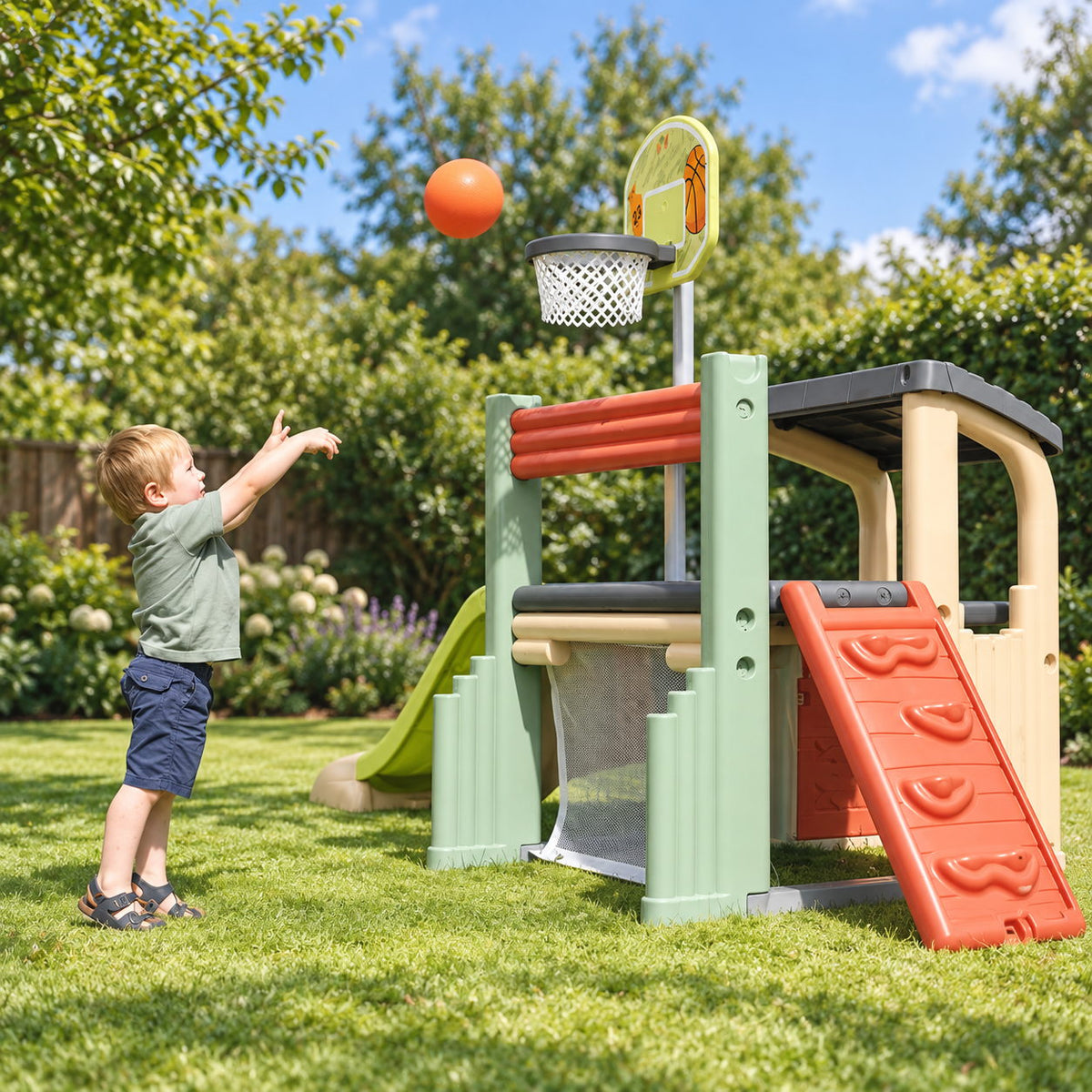 Enfant tirant au panier de basket intégré de l'aire de jeux Smoby Fun Center