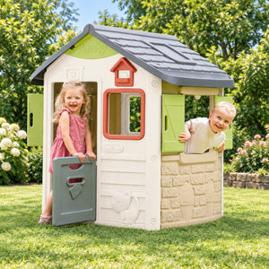 Enfants jouant à la fenêtre-comptoir de la maisonnette Smoby Jura Lodge