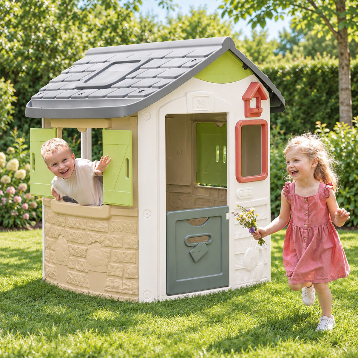 Maisonnette Smoby Jura Lodge installée dans un jardin avec des enfants qui jouent