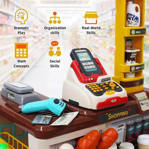 Détail des rayons garnis du supermarché jouet avec étiquettes de prix