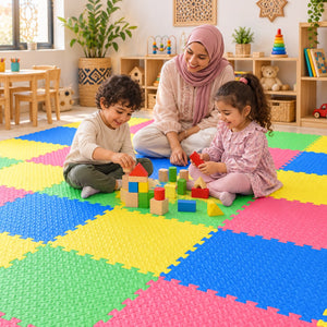 Enfants jouant sur un sol composé de dalles en mousse EVA colorées en crèche