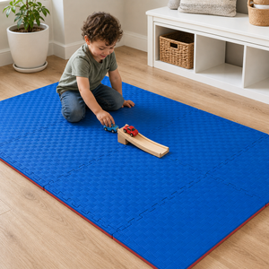 Enfant jouant sur le tapis mousse face bleue