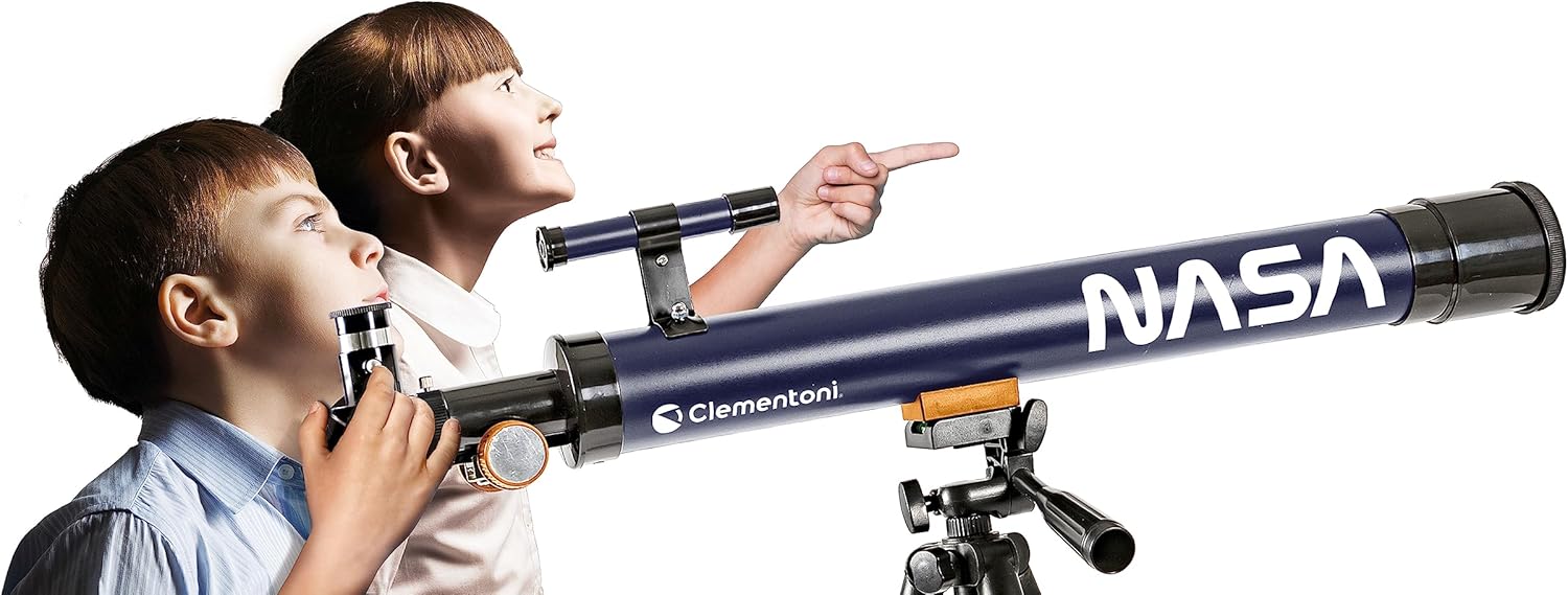 Deux enfants observant le ciel avec le télescope NASA Clementoni