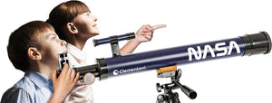 Deux enfants observant le ciel avec le télescope NASA Clementoni