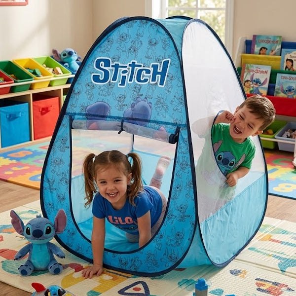 Deux enfants jouant dans la tente pop-up Stitch installée dans une chambre