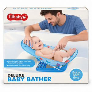 Boîte TiiBaby Deluxe Baby Bather : un papa lave son bébé installé sur le transat dans la baignoire