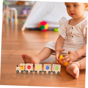 Bébé qui joue avec le train en bois Montessori trieur de formes et de couleurs