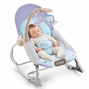 Nouveau-né endormi dans le transat MonBébé, ceinture 3 points attachée